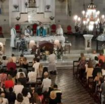 Una mujer entró llorando en medio de una misa y abandonó a su bebé