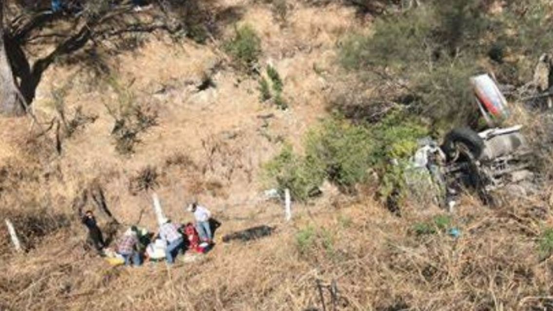 Un hombre muri� luego de desbarrancar y salir despedido del veh�culo