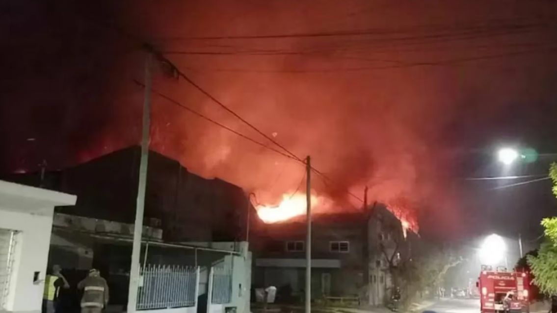 Prendió fuego su casa con su hijo adentro: no pudo escapar