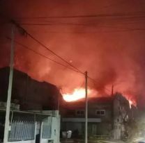 Prendió fuego su casa con su hijo adentro: no pudo escapar