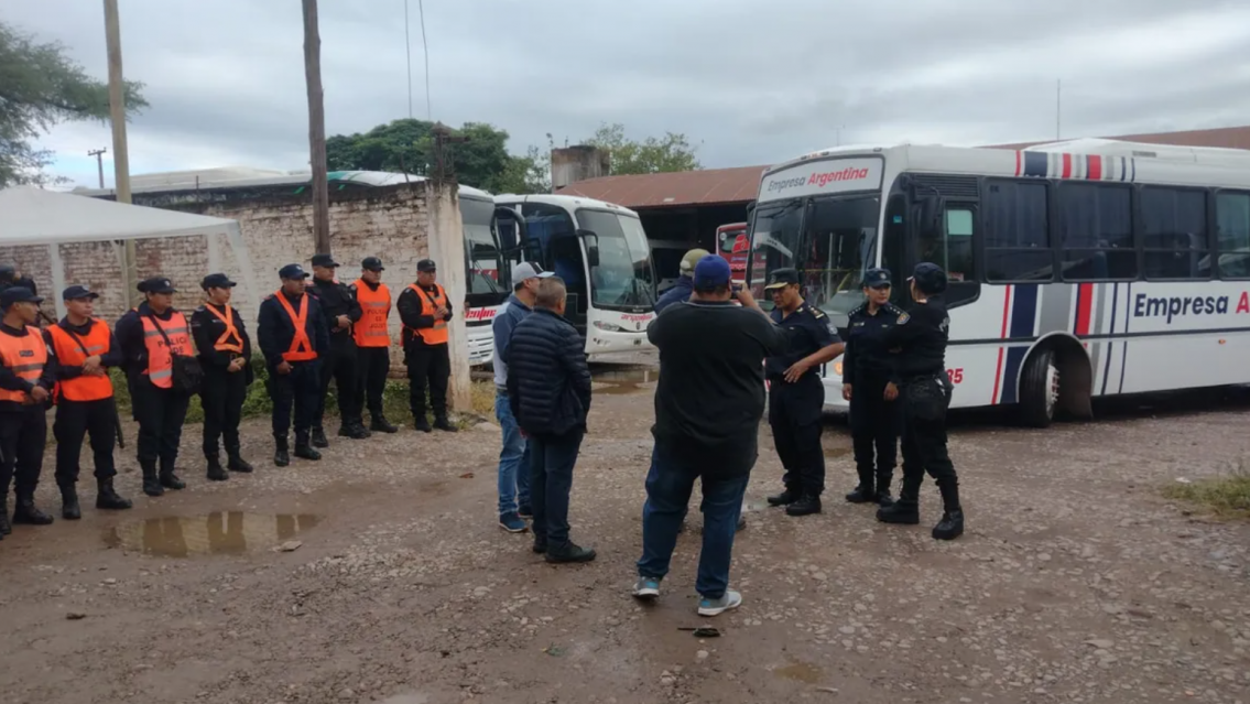 Una l�nea de colectivos de Jujuy qued� fuera de servicio: choferes tomaron la empresa