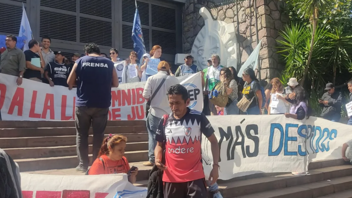 Estatales cesanteados protestaron en Jujuy por el cierre de organismos nacionales