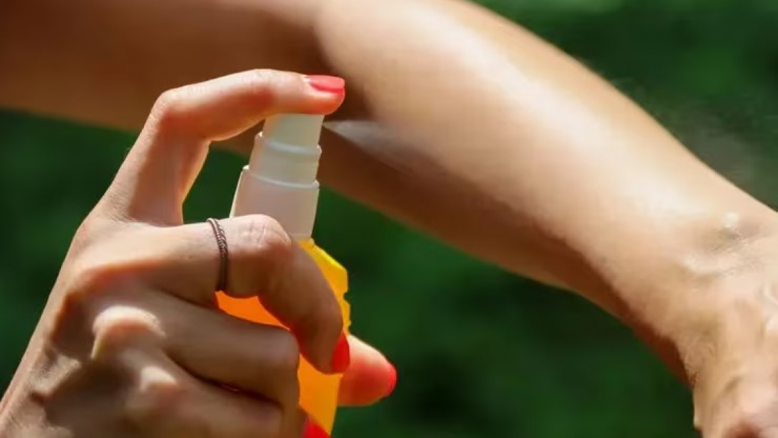 As� se hace el mejor repelente "casero", c�mo diluir agua con esencia de vainilla