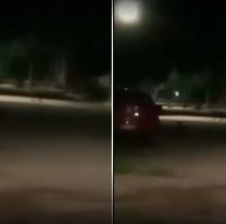 ¡Horror en barrio! Grabaron a un "duende" jugando con una ramita