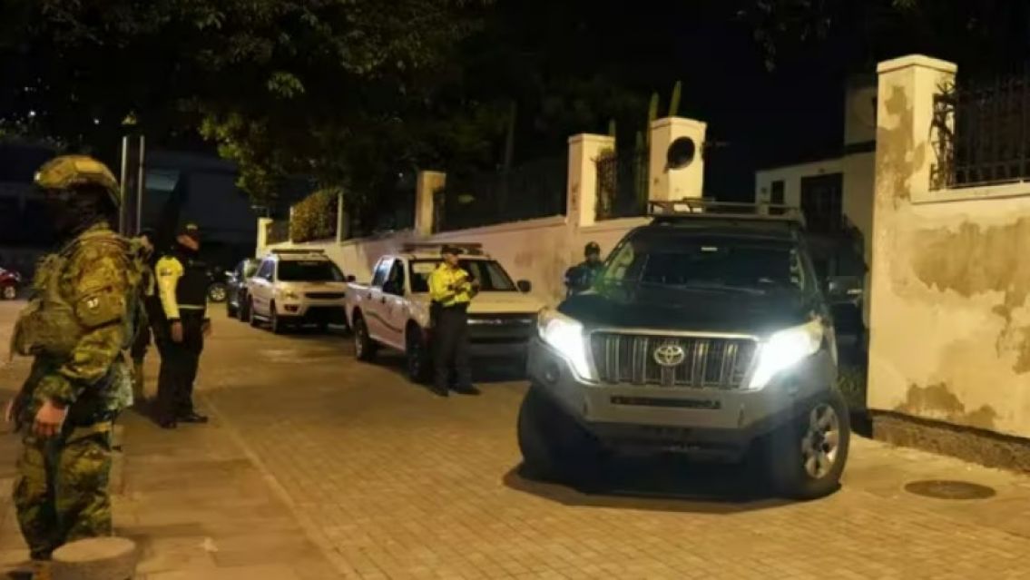El Gobierno argentino condenó el ingreso de policías a la embajada de México en Ecuador