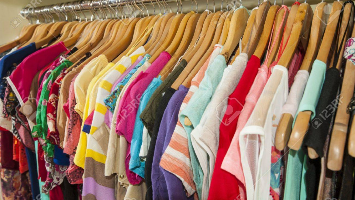 Vendía ropa muy muy barata, el local se le llenó de gente y lo clausuraron