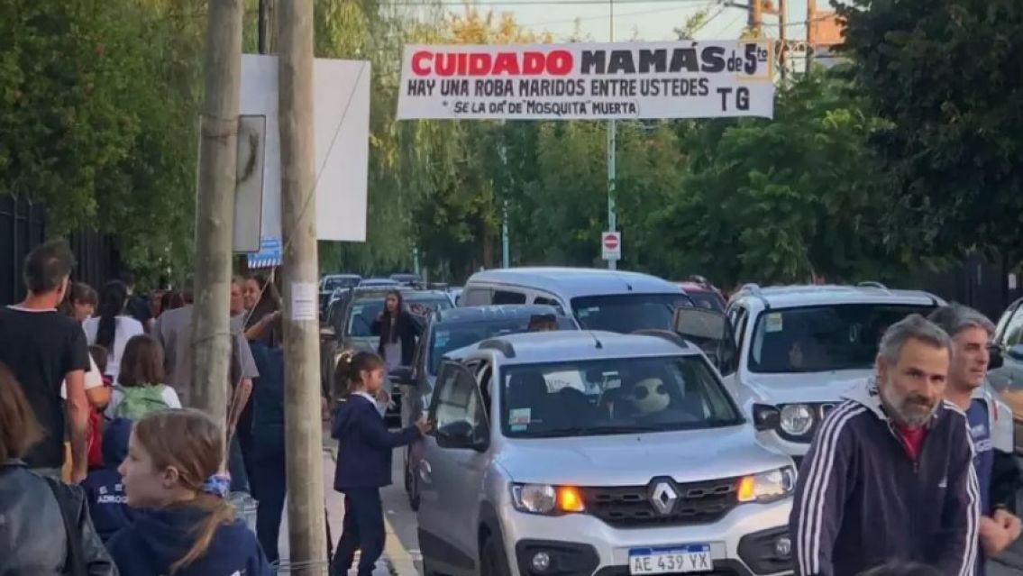 Escrache en pasacalles: "Hay una roba maridos entre ustedes, se hace la mosquita muerta"