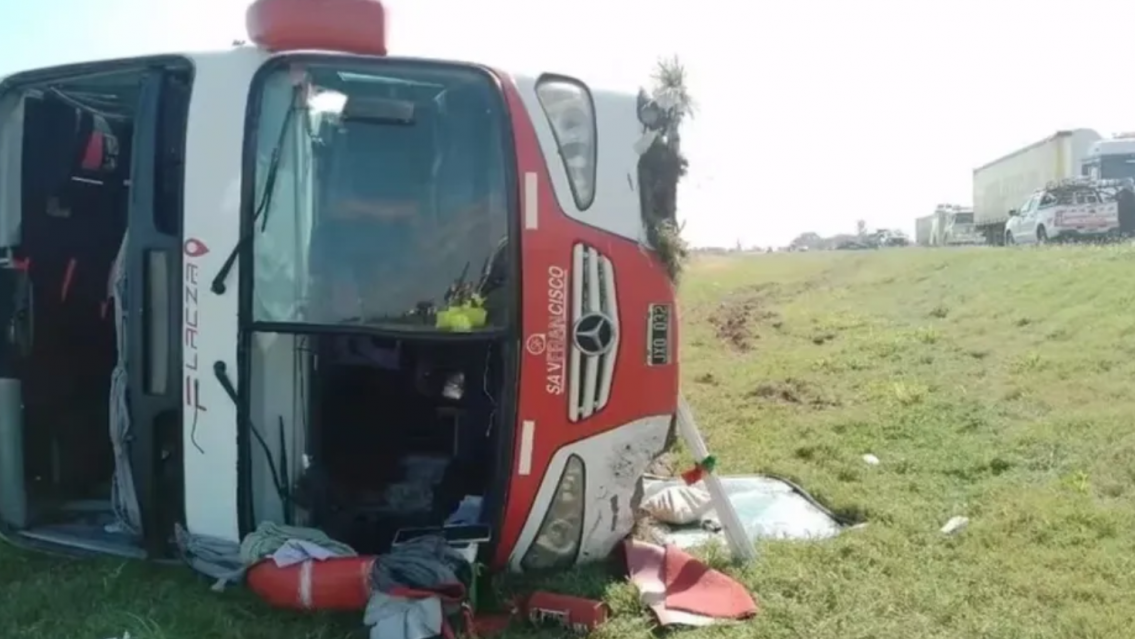 Volc� en Santa Fe un colectivo que sali� de Jujuy: hay al menos 20 heridos