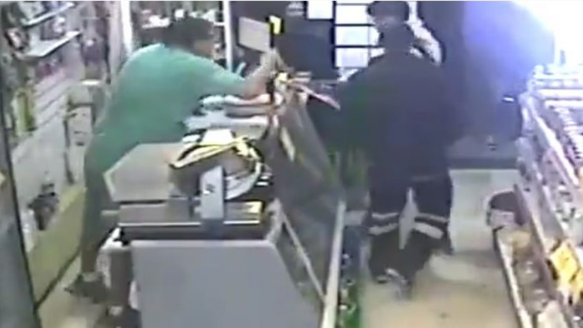 Entr� a un almac�n, pes� la bolsa de droga en la balanza y se fue: el incre�ble video