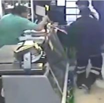 Entr&oacute; a un almac&eacute;n, pes&oacute; la bolsa de droga en la balanza y se fue: el incre&iacute;ble video