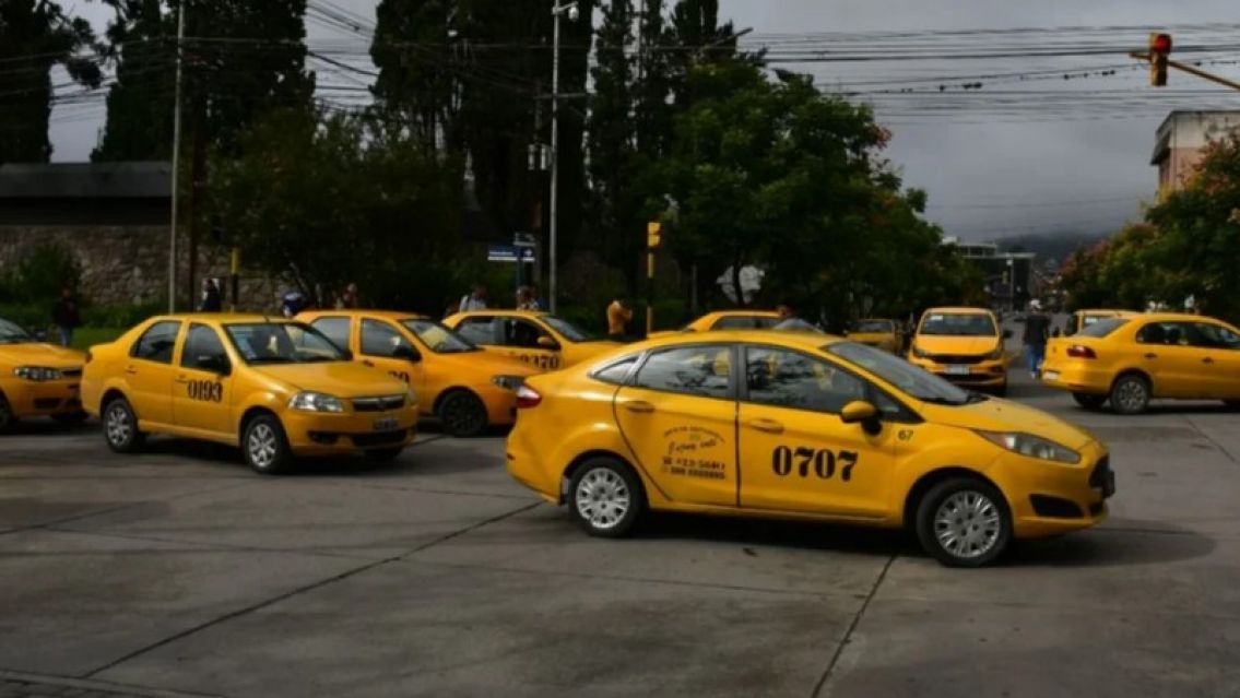 Multitudinaria protesta de taxis amarillos en Jujuy: No quieren que entre Uber
