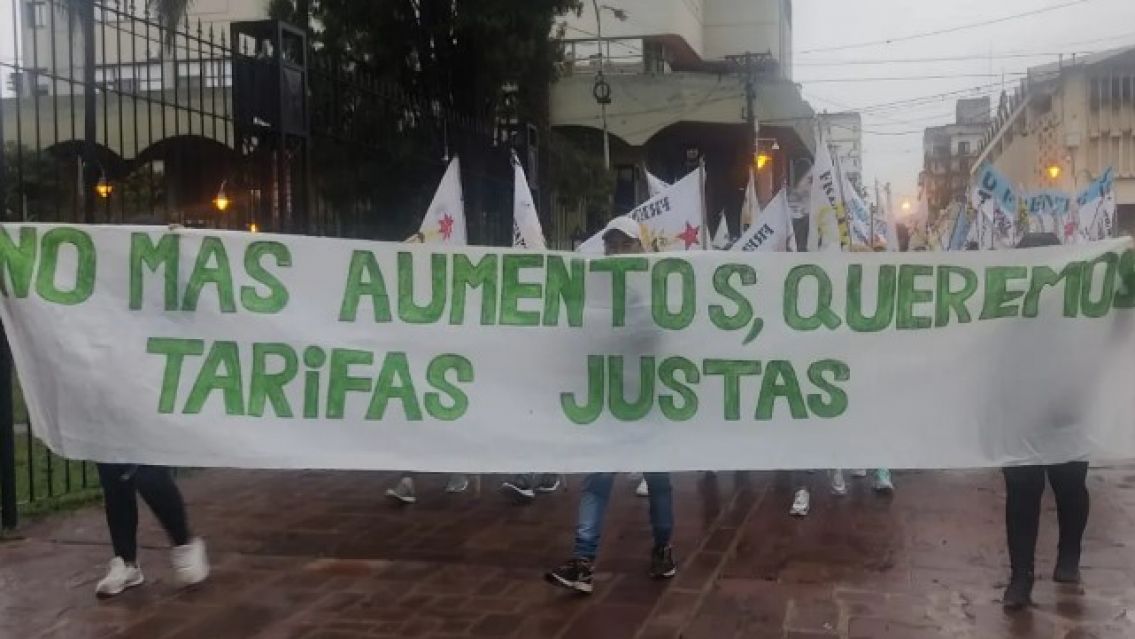 Masiva marcha contra el tarifazo en Jujuy: Ni la lluvia los frenó