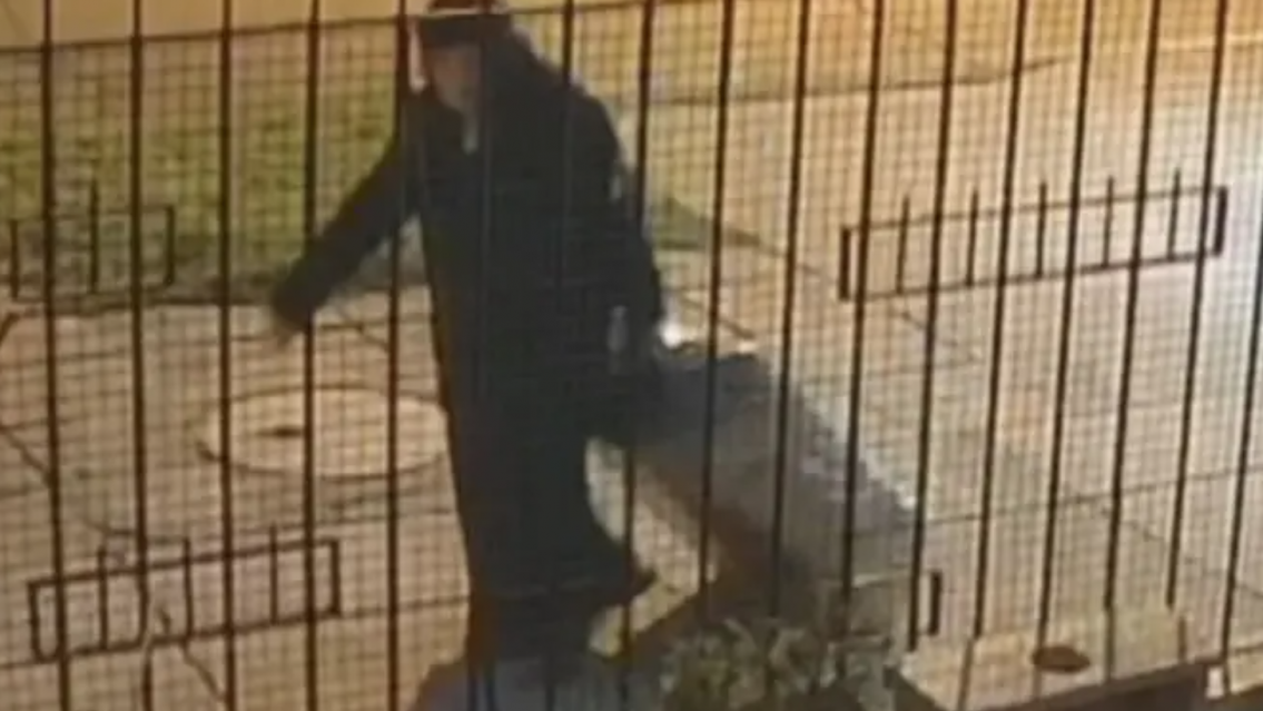 Espanto en Chile: una monja fue captada llevando una muerta en una valija por la calle