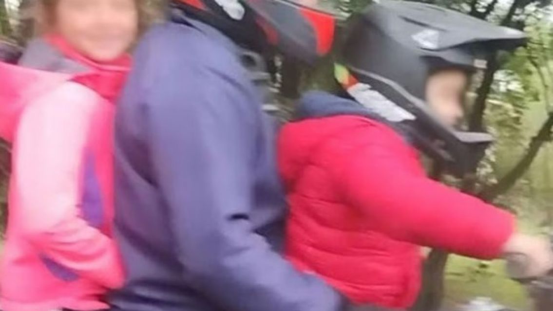 Filmaron a un nene manejando una moto junto a su padre y su hermanita