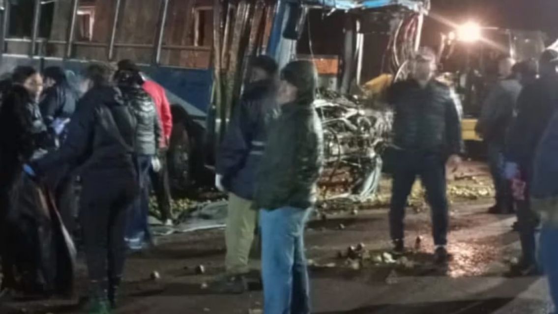 Brutal choque entre un colectivo y un camión dejó 3 muertos y 20 heridos