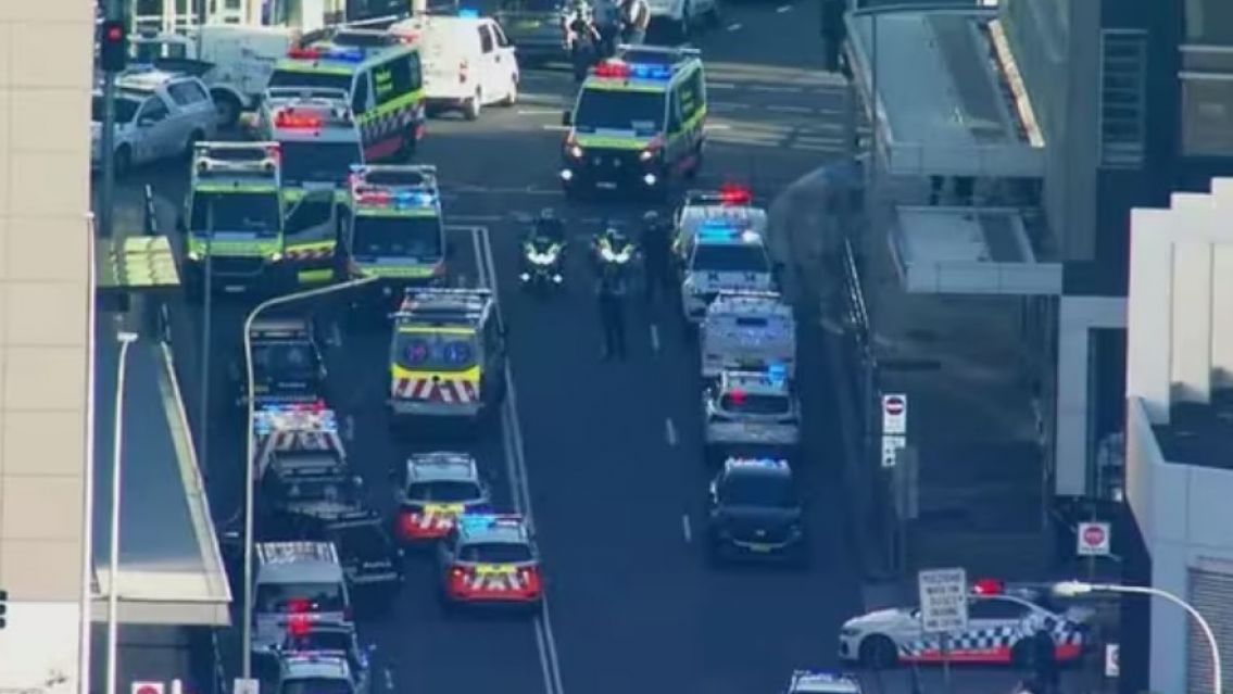 Terror en Australia: un hombre ingresó a un shopping y mató a puñaladas a seis personas