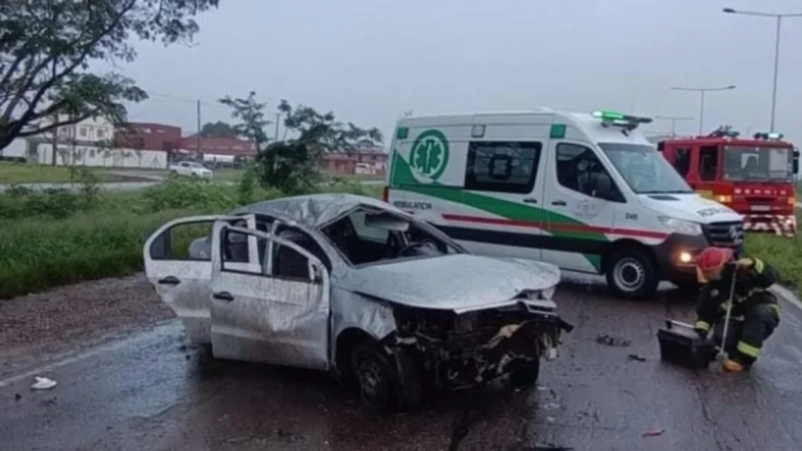 Triple choque: se cruz� de carril, colision�, dio varios tumbos y muri�