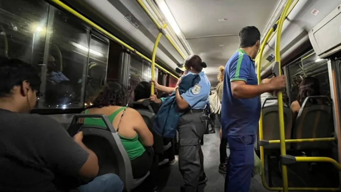 Mujer subió a un bondi y empezó a gritar: todos los pasajeros quedaron sorprendidos