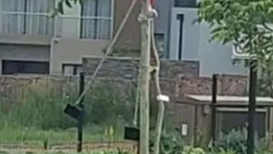 Graban a fantasma hamacándose en una plaza: "Tengo mucho miedo"