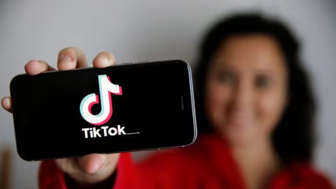 Polémico "reto" de una Tiktoker que invita a escupir y patear