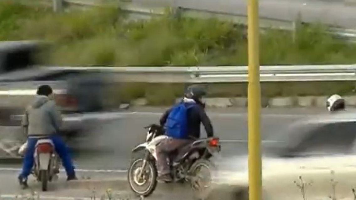 Motociclistas juje�os a contramano en la Ruta 9 para ingresar a colectora