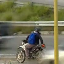 Motociclistas juje&ntilde;os a contramano en la Ruta 9 para ingresar a colectora