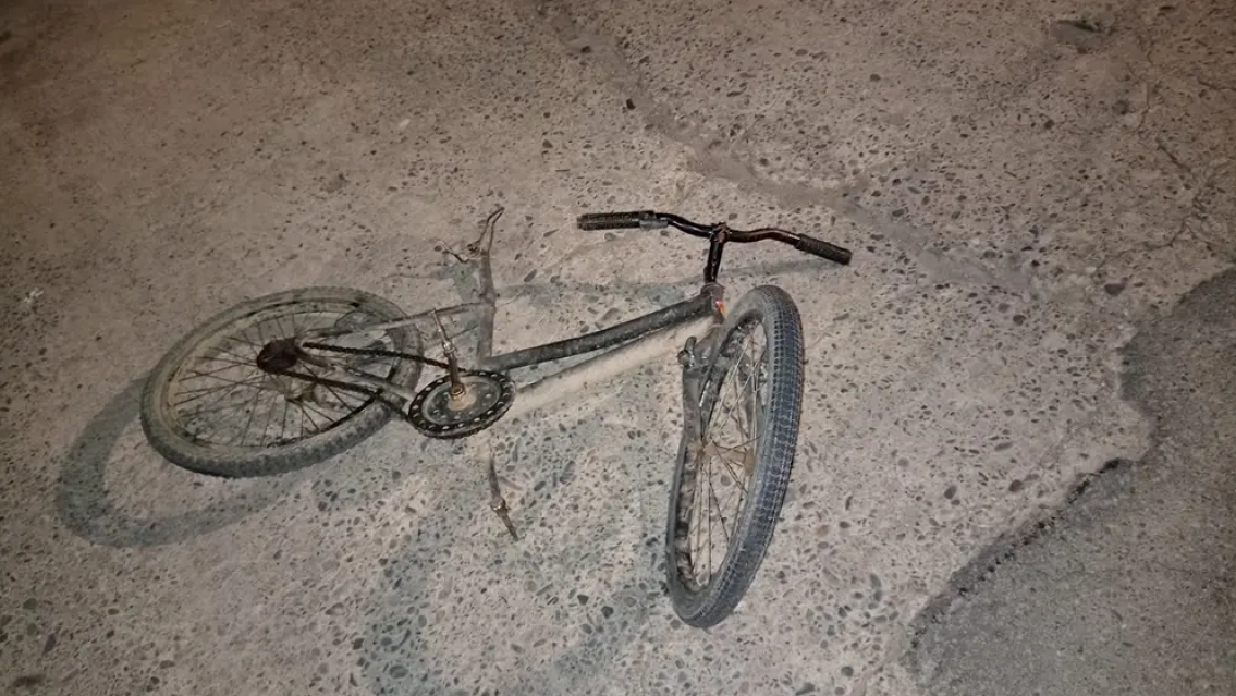 "Está grave", norteñito fue embestido por un auto mientras iba en su bicicleta