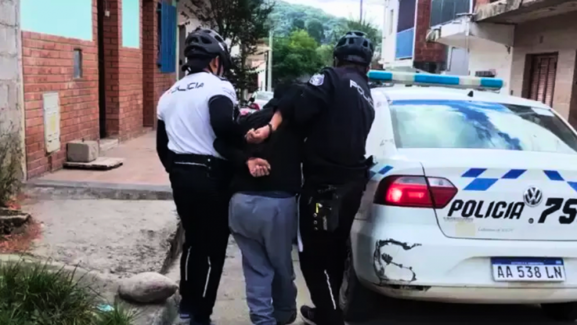 Jujeño borracho le reventó la puerta a su propia madre. ¿Qué pasó?