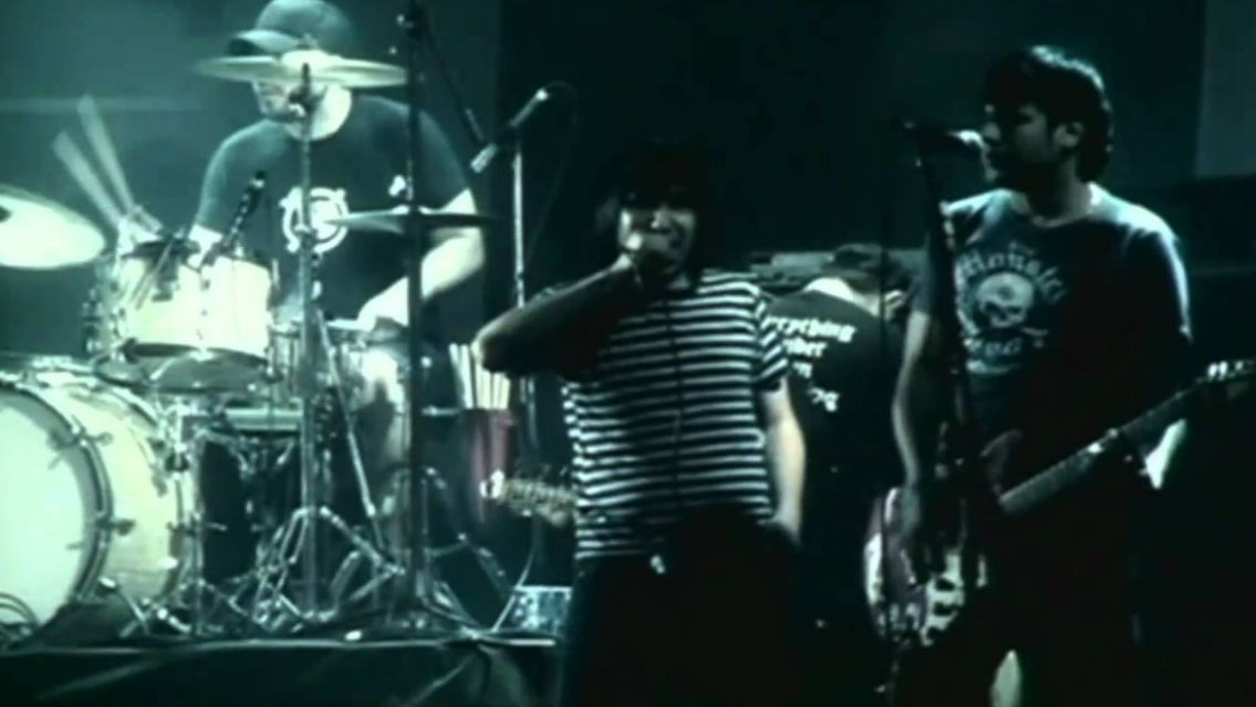 ¡No fue el Pity! Rockero argentino se hizo la pis en el avión y fue deportado