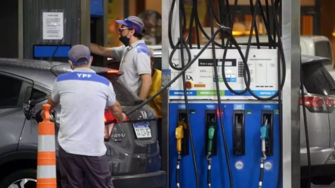 Se viene un terrible aumentón en el precio de las naftas: a cuánto se van