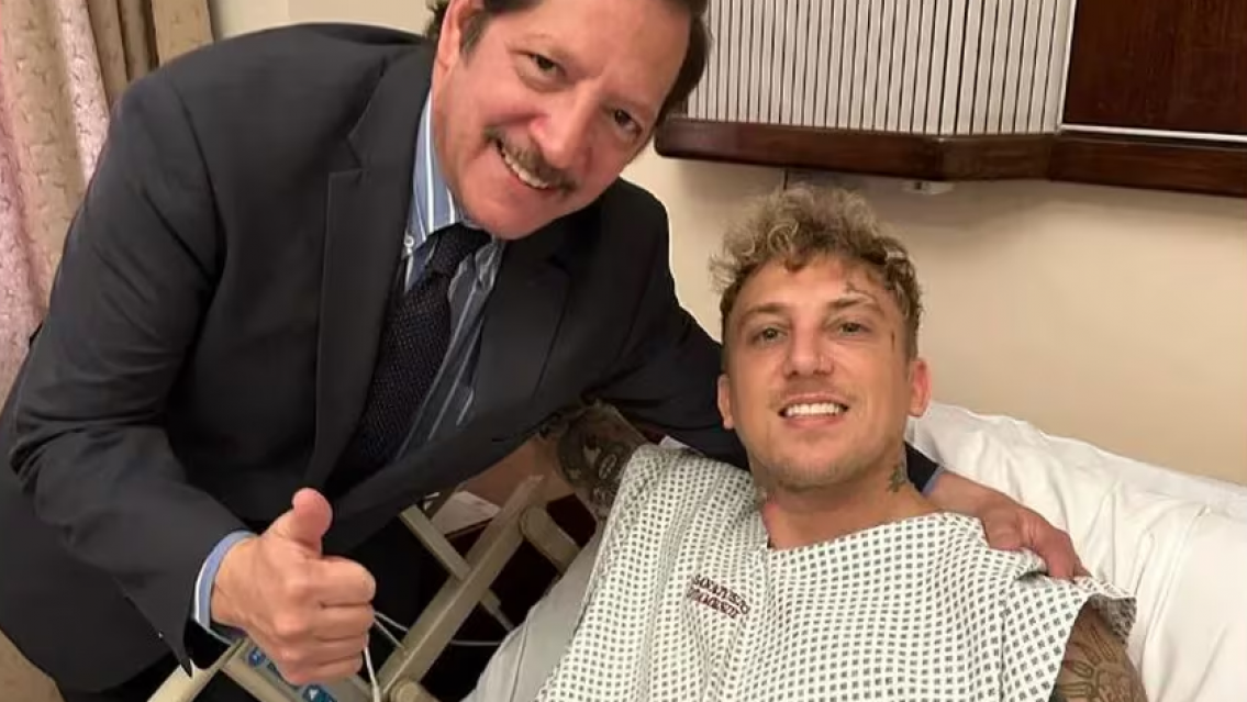 Operaron a El Polaco, salió todo bien, publicó una foto en bata pero... Se le vio todo