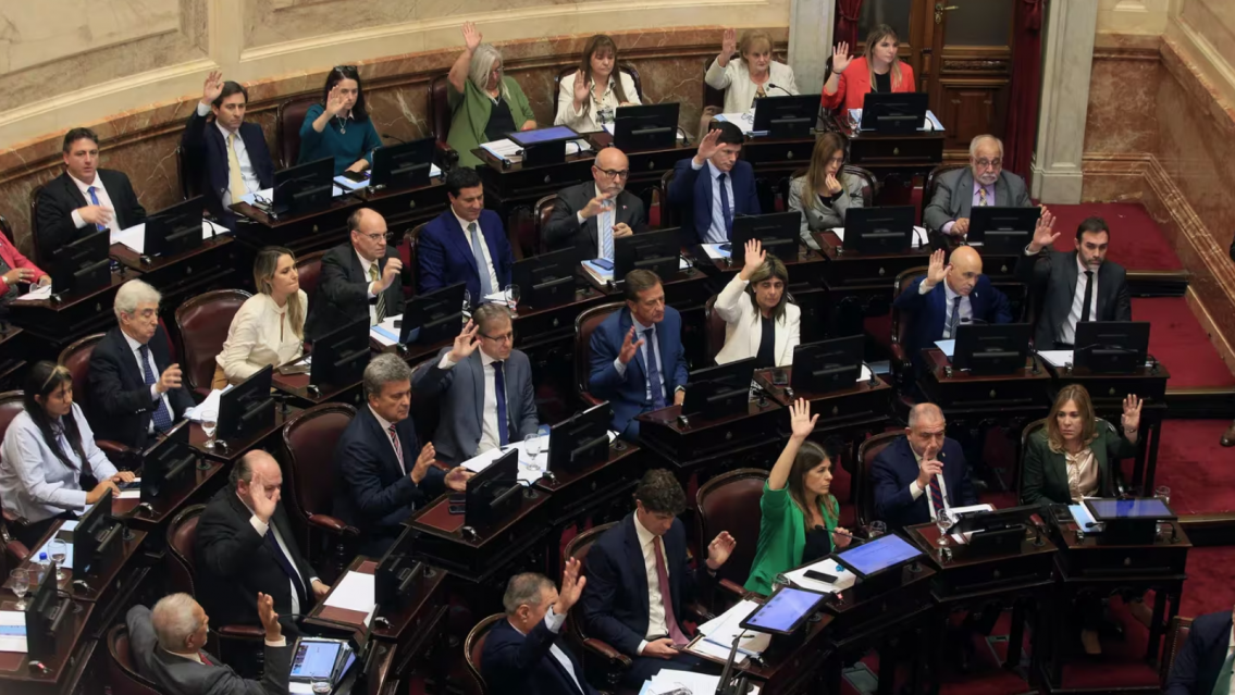 Tras el esc�ndalo, senadores presentar�an un proyecto para retrotraer los aumentos