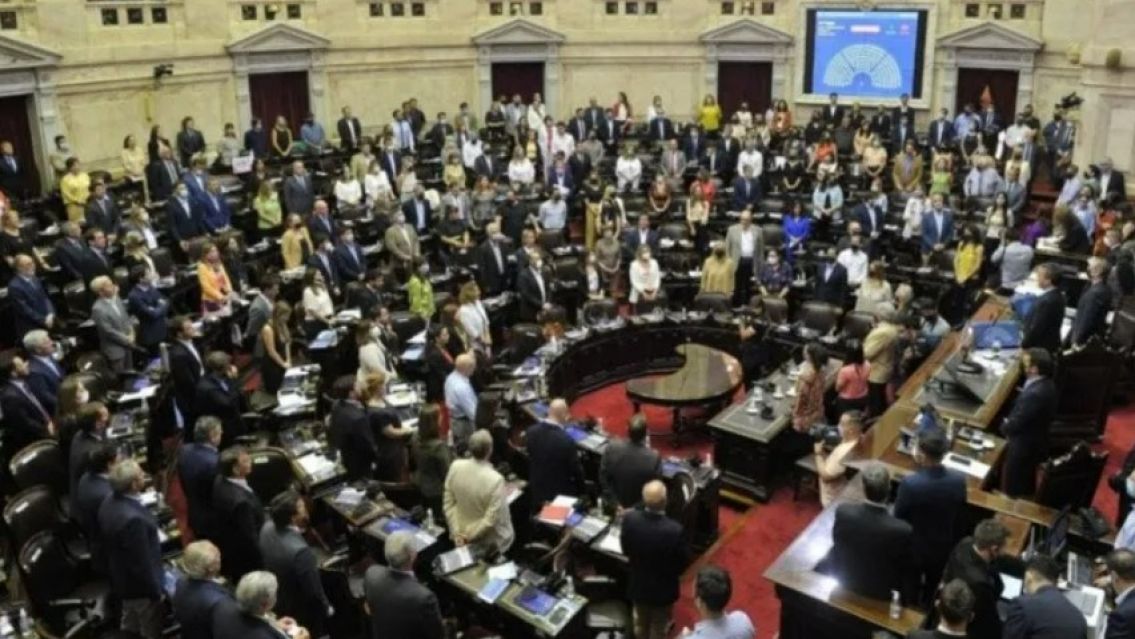 Senadores Nacionales justificaron su aumento: Adorni cobra 3 veces más
