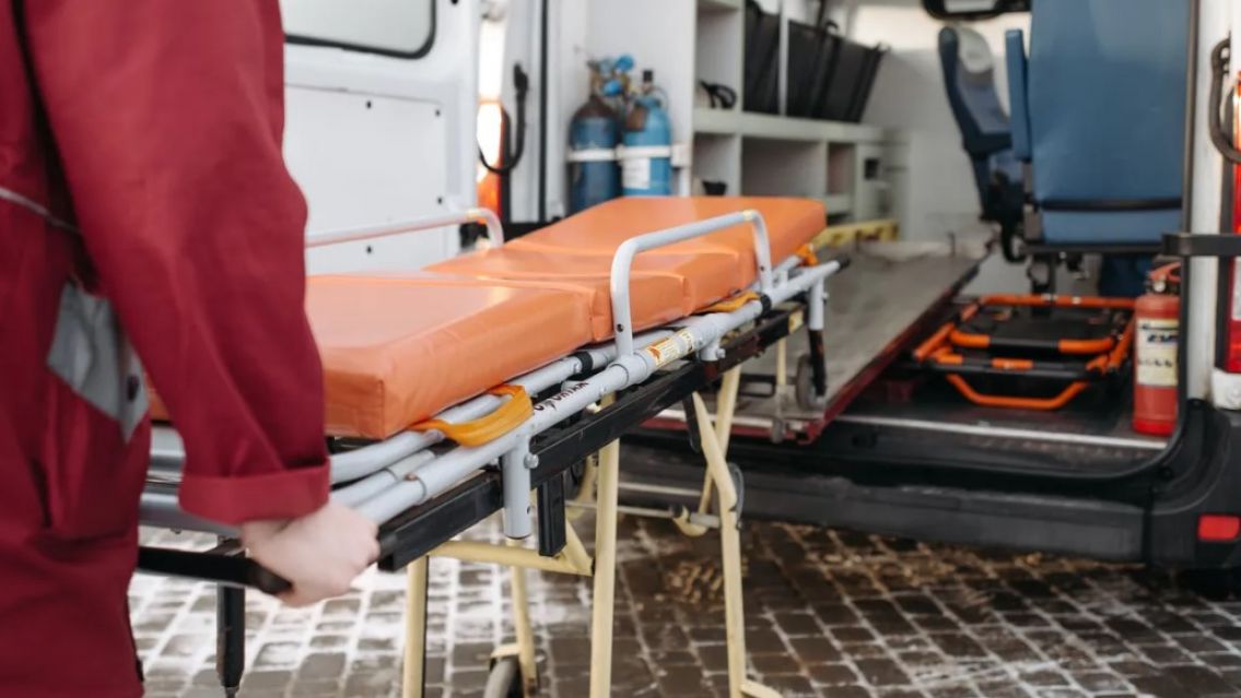 Murió un abuelito tras caer de una camilla: estaba llegando a su casa