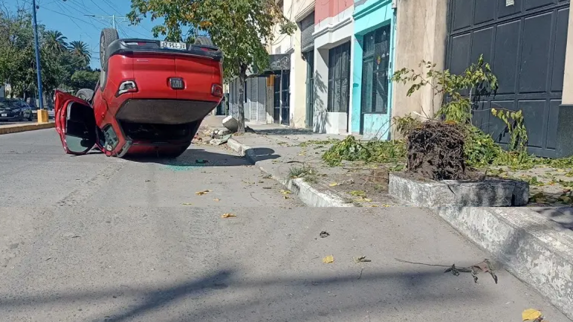 Norte�o choc� contra un �rbol, volc� su camioneta y sufri� lesiones