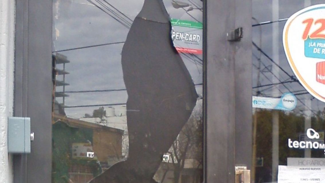 Parejita rompió un vidrio en un local y se fueron a tomar una cerveza en un bar de Av Exódo