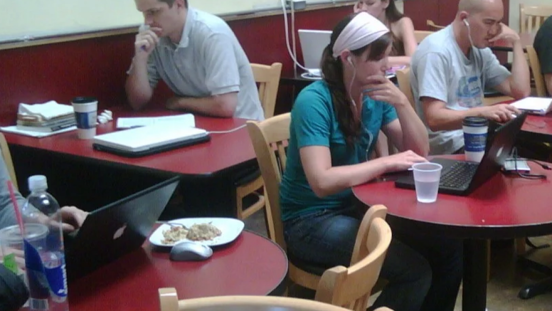 Guarda con los falsos vendedores de "medias", así se te acercan y roban