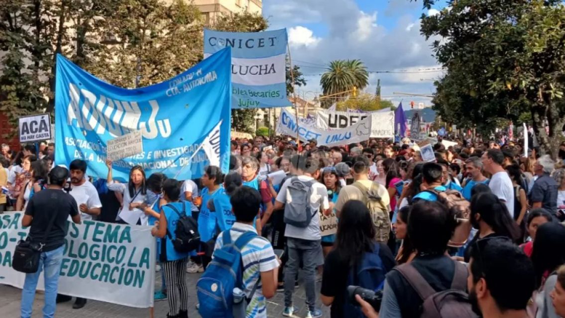 Multitudinaria marcha universitaria en defensa de la educaci�n p�blica en Jujuy