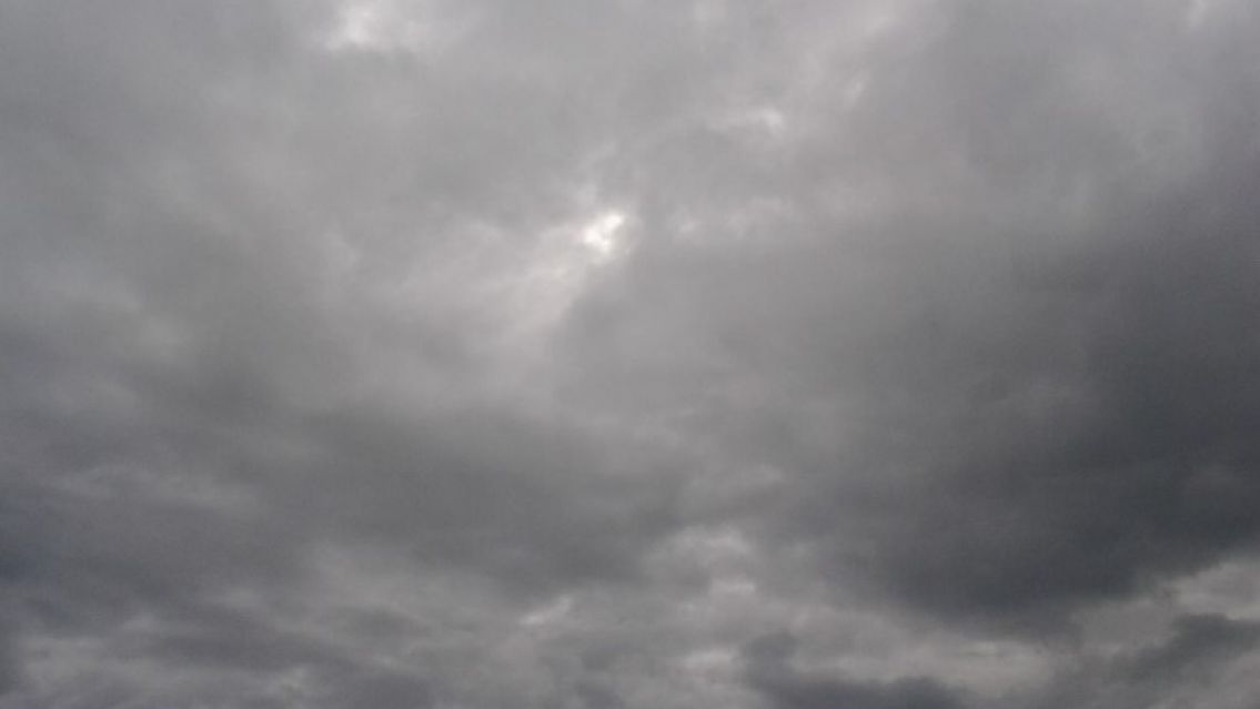 Descenso de la temperatura y lluvias: El cambio de clima que sorprendi� a los juje�os