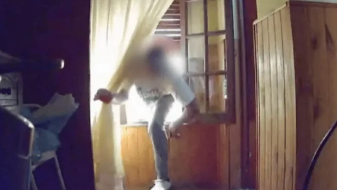 Puso una c�mara para atrapar al ladr�n y se llev� la peor sorpresa: "Metida de cuernos"