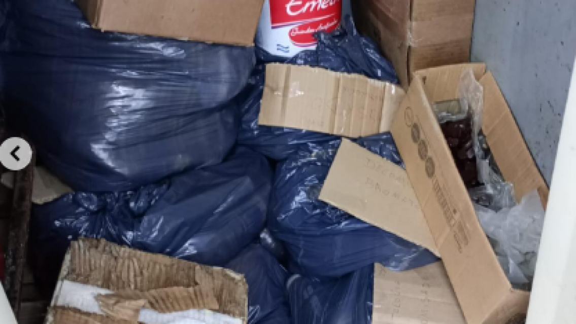 Parece un basural pero es un local norteño de alimentos. ¿Y los controles?