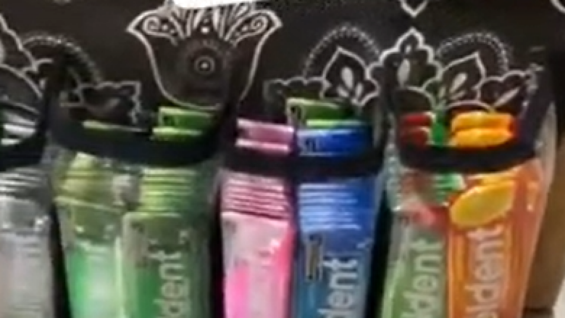 Gana casi $1 millón y medio por mes, vendiendo chicles. HAY VIDEO