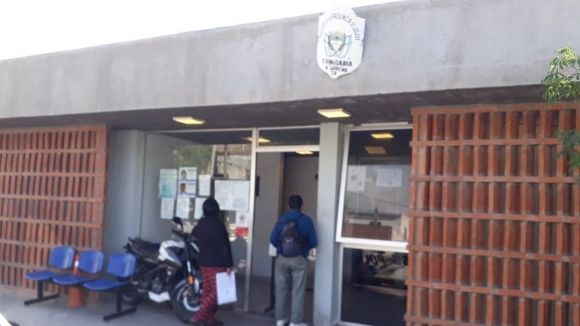 Le reventaron la cabeza con un palo y le robaron hasta la ropa. Lo dejaron pelado