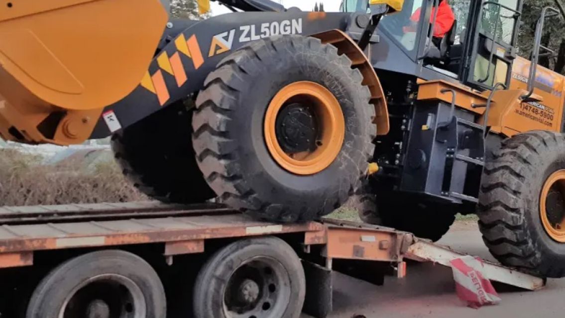 Agarraron a dos juje�os que iban bien machados en una retroexcavadora