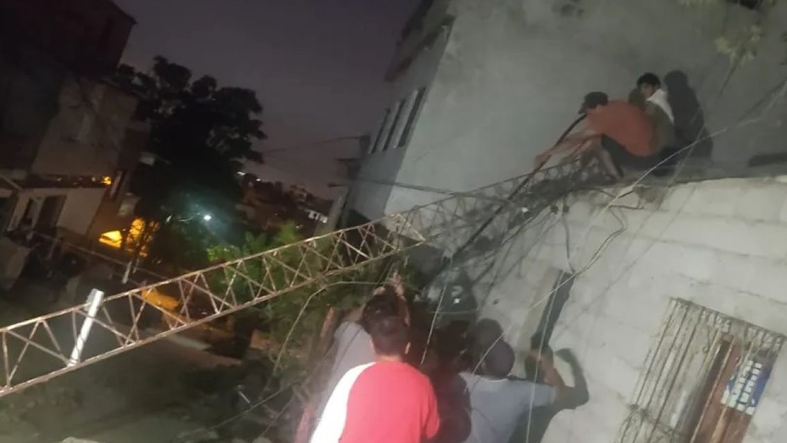 Enorme antena de la radio de Emilio Cayo aplastó la casa de una familia jujeña en Moreno