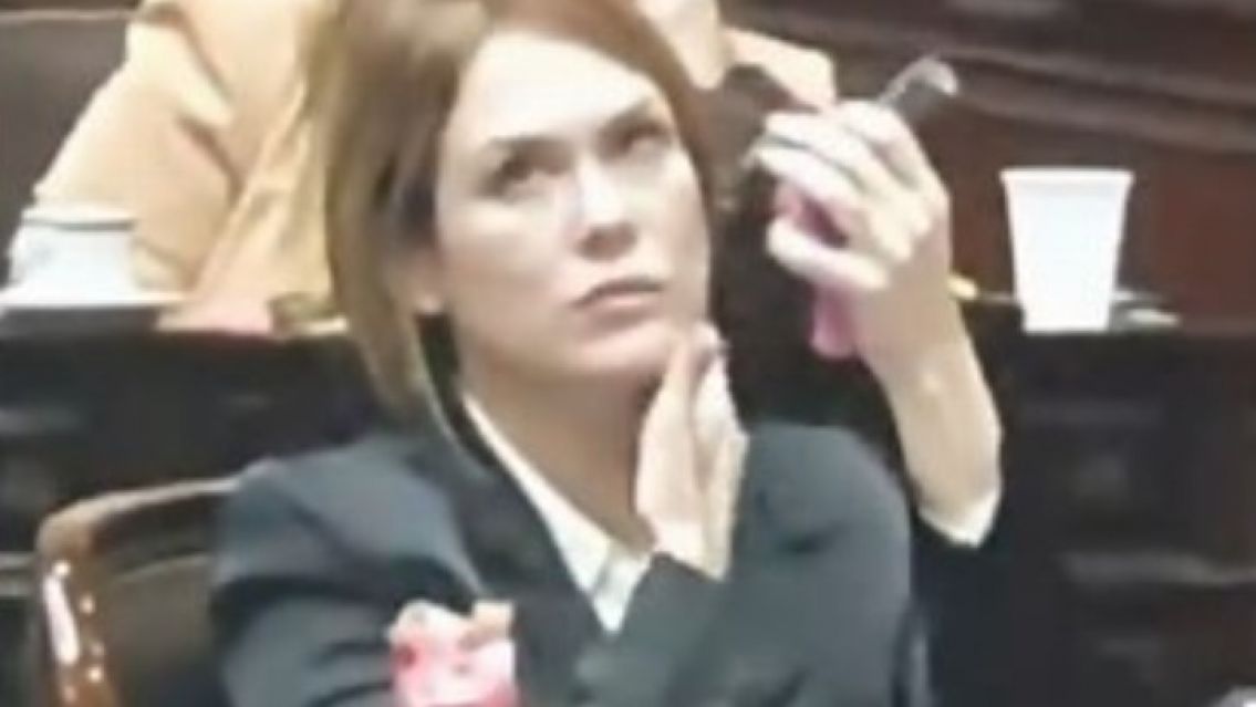 Grabaron a Lemoine maquillándose en medio de la sesión de Diputados y ella se defendió