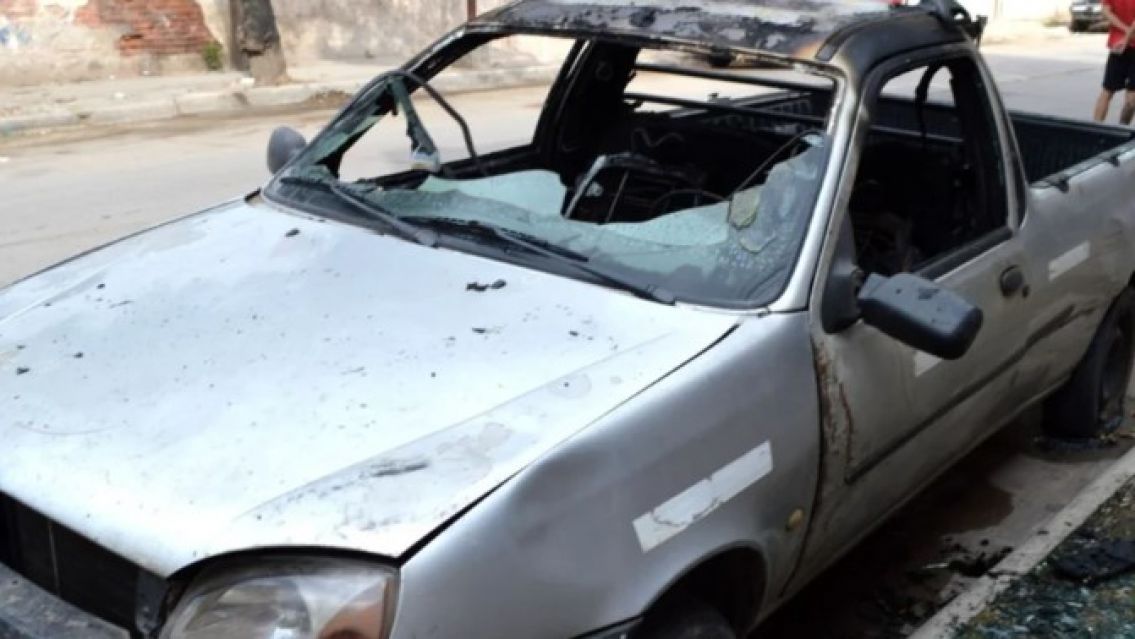 Se cansaron de un auto abandonado en el centro jujeño y le prendieron fuego