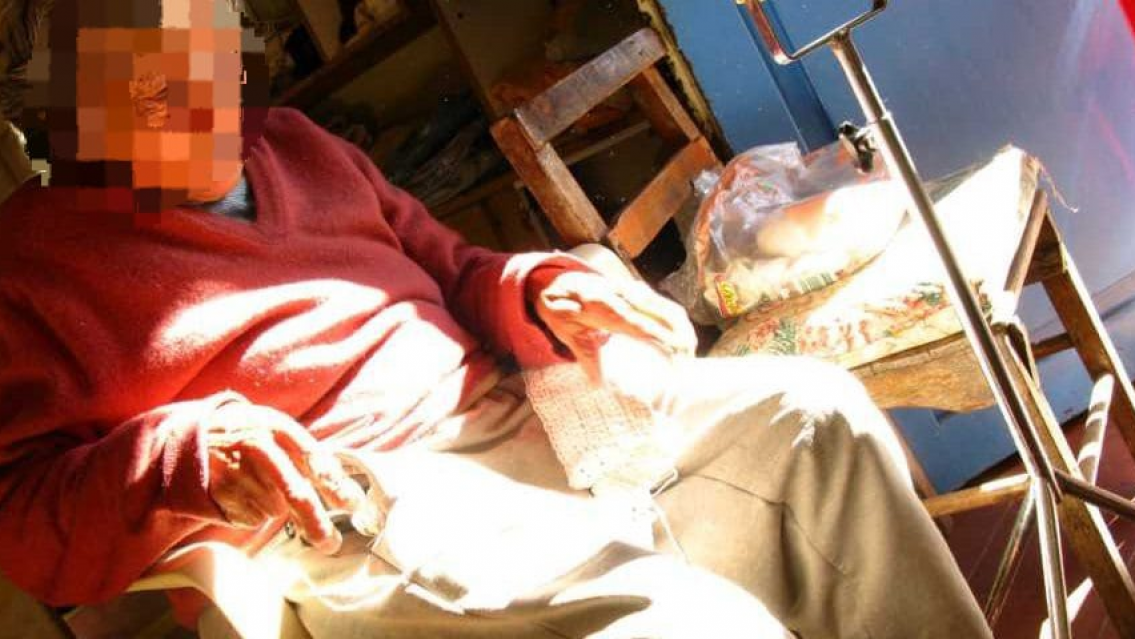 Le hicieron el cuento a abuelita norteña y le sacaron 1 millón de pesos