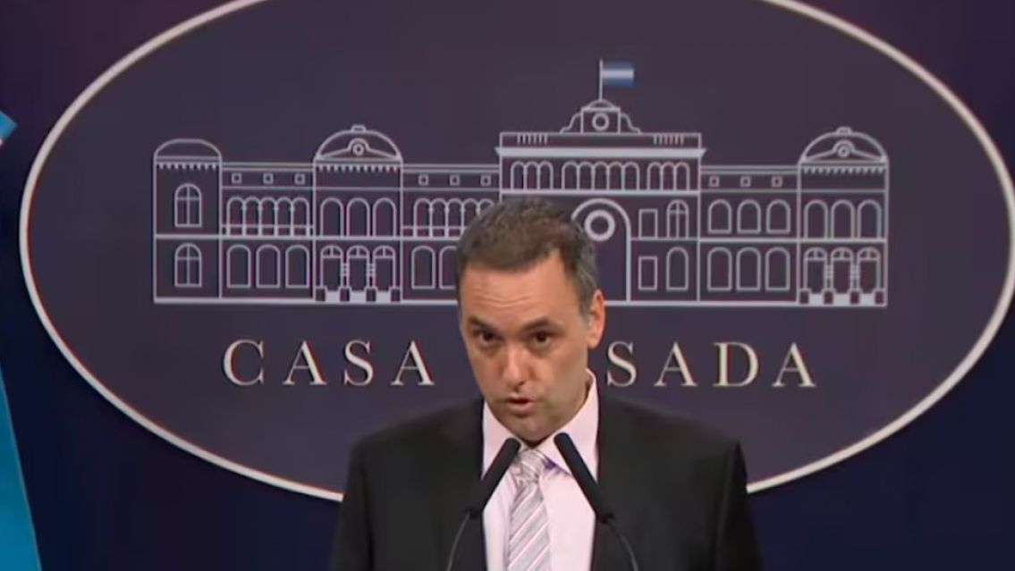 Adorni lanzó una dura amenaza contra los intendentes que cobren recargo por cargar nafta