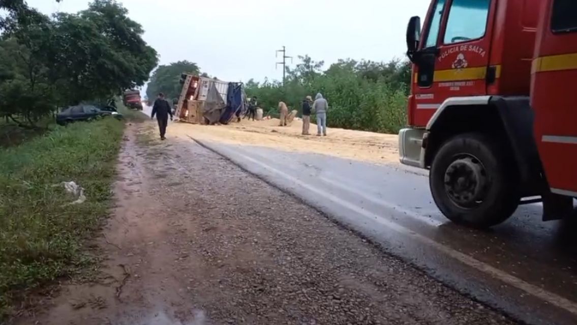 Cami�n sojero choc� y volc� en ruta 34: se llev� puesto un auto